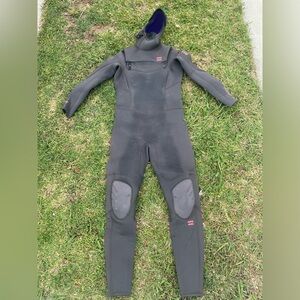 Women’s dark gray cold water wetsuit, size 8